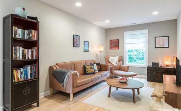 Second story loft living area